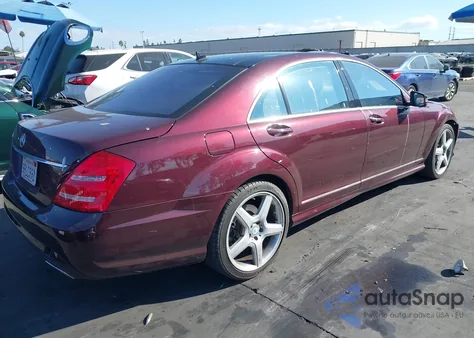 2011 Mercedes-Benz S 550 z USA, uszkodzony, nr VIN WDDNG7BB4BA390743